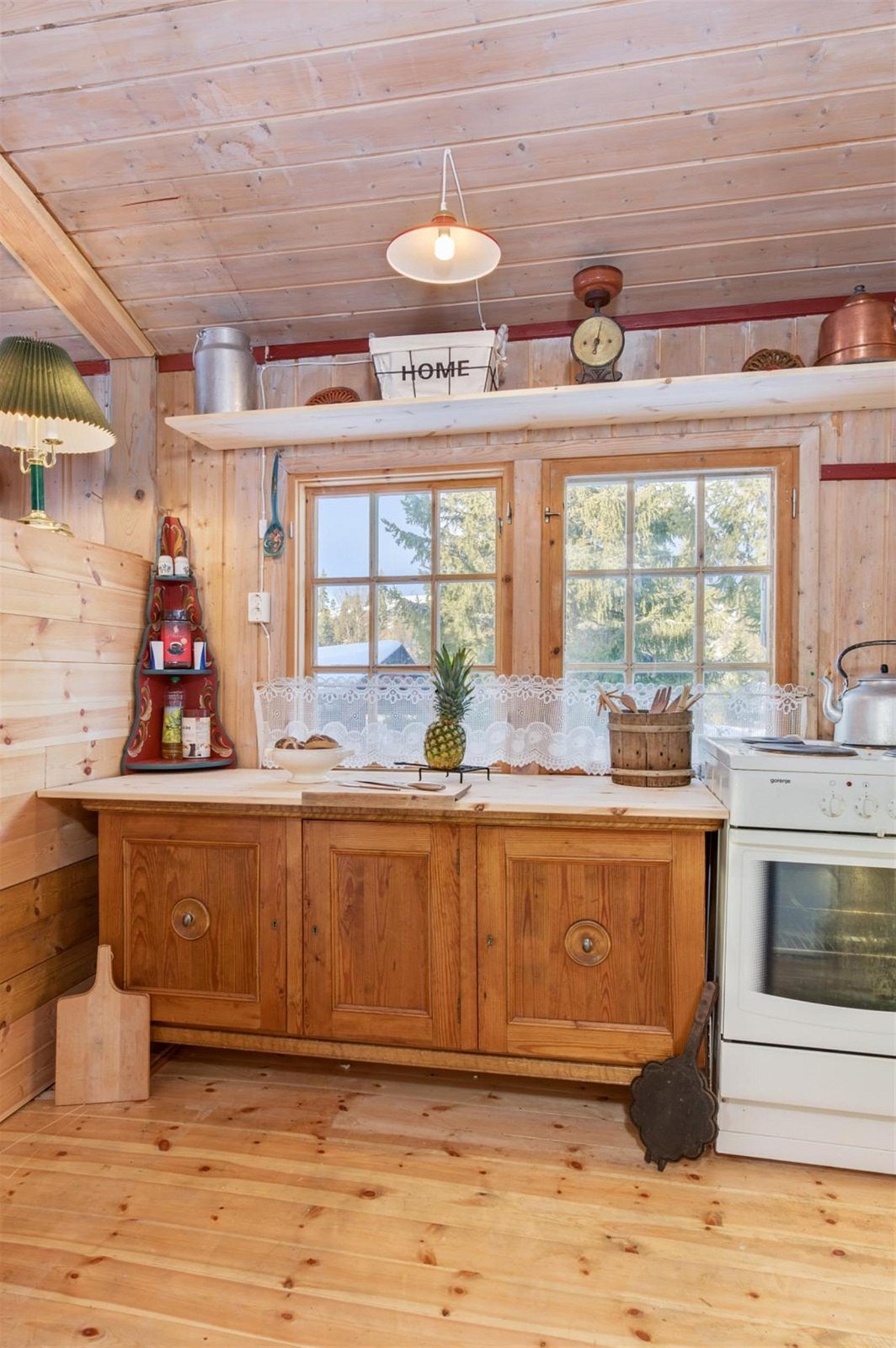 Kjøkkeninnredning med profilerte fronter. Elektrisk komfyr Galleribilde