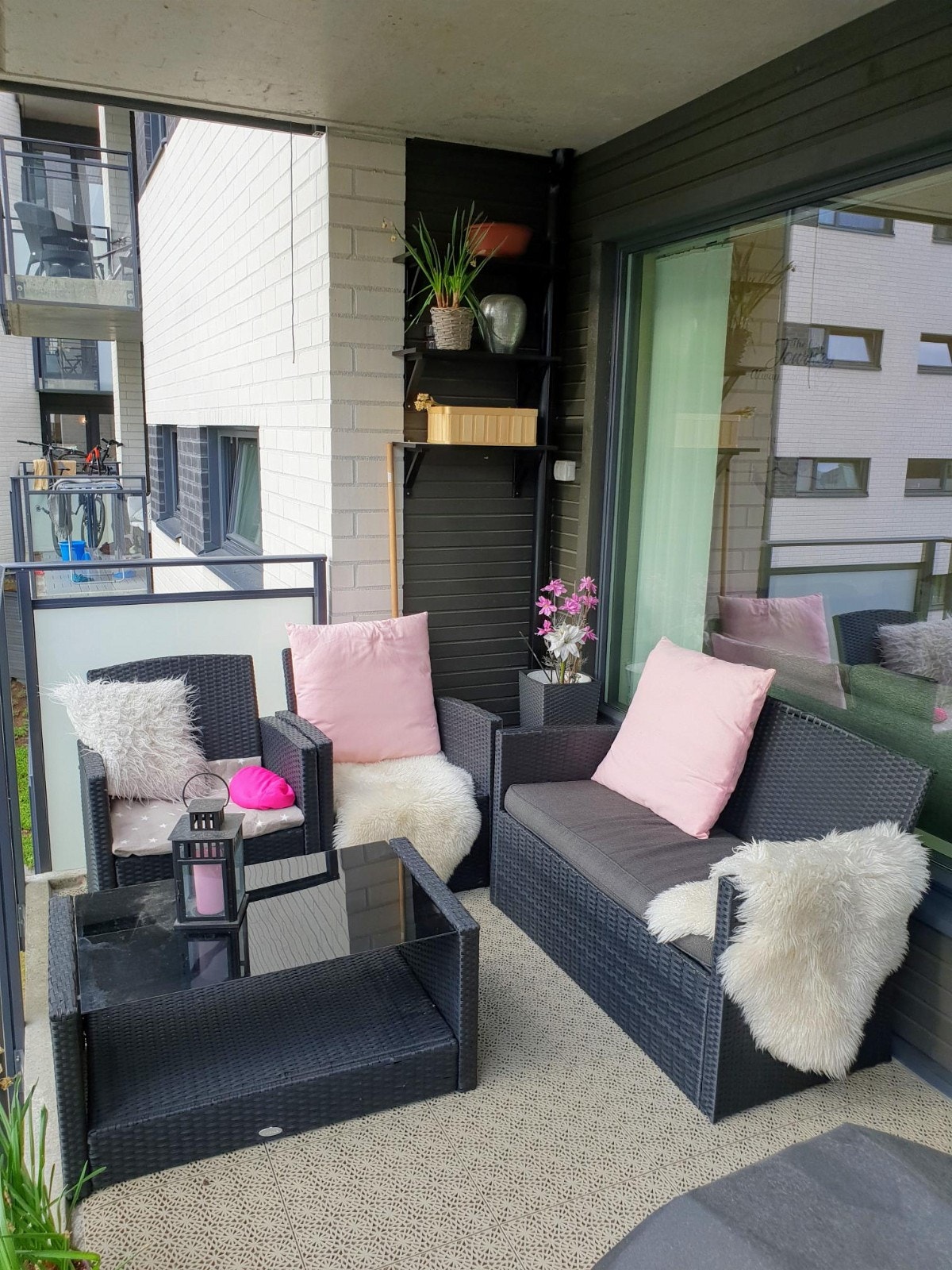 Stor usjenert vestvendt balkong som vender mot rolig bakgård. Galleribilde