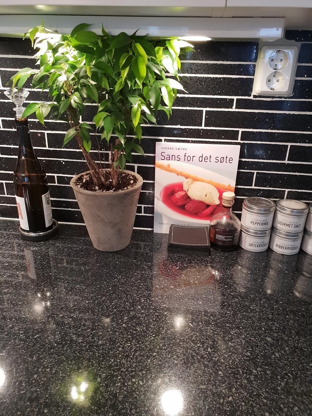 Flislagt vegg og downlights på kjøkkenet Galleribilde