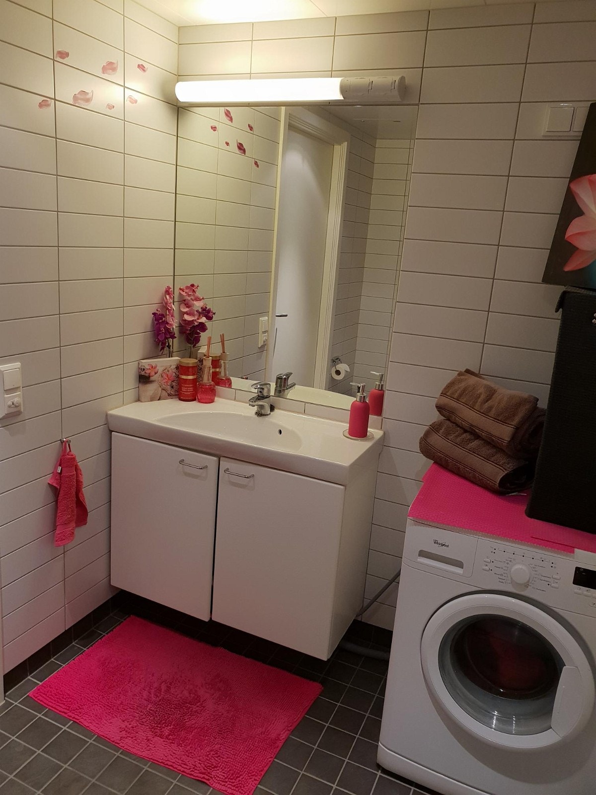Delikat flislagt bad med dusj, vegghengt toalett, servant, varmekabler, downlights og opplegg for vaskemaskin. Galleribilde