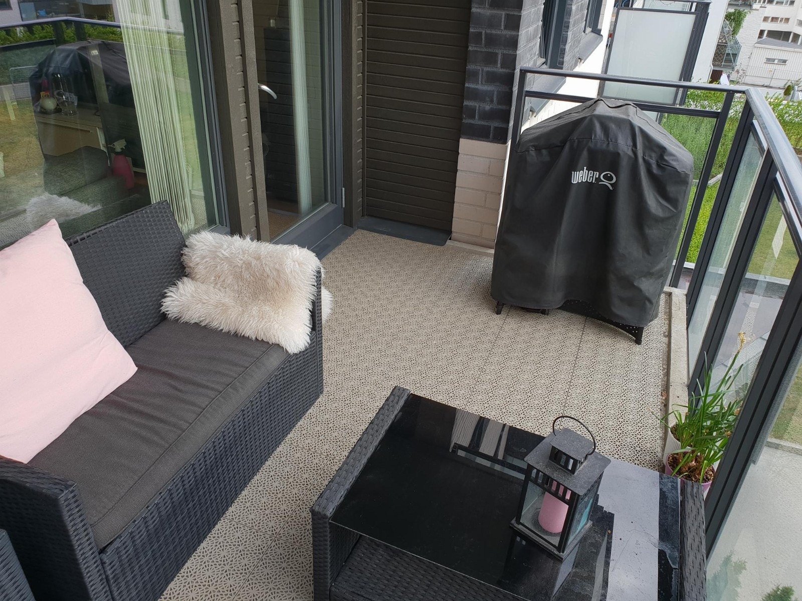 Stor balkong med plass til gassgrill. Galleribilde