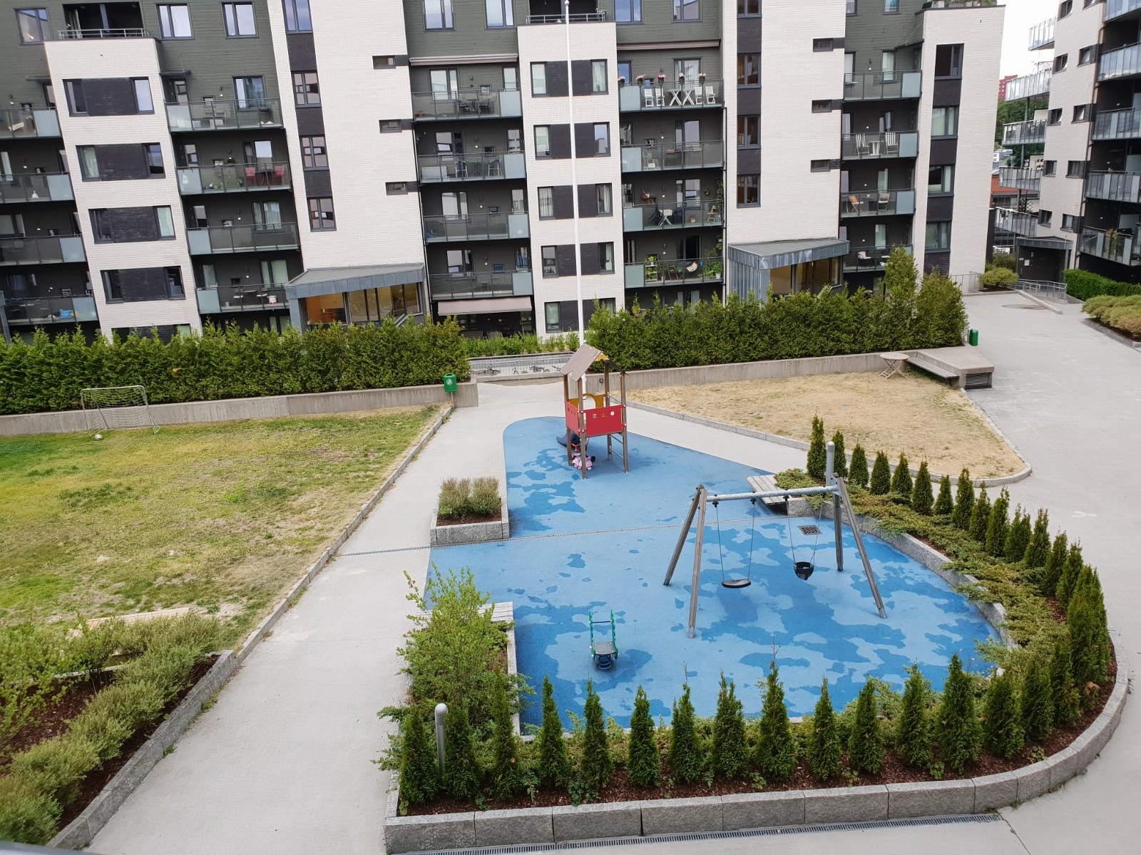 Koselig bakgård med lekeplass. Galleribilde