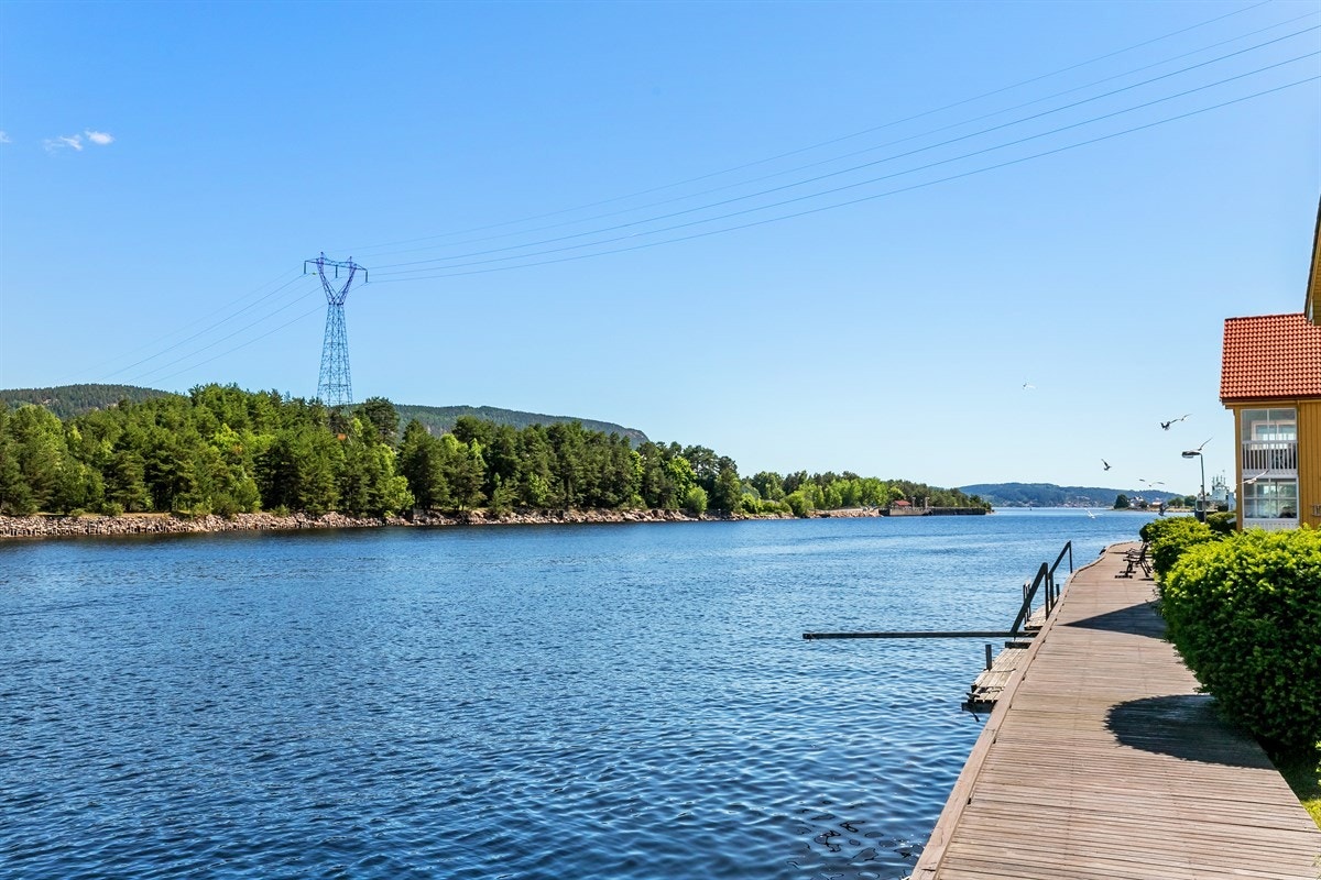 Egen brygge på fremsiden av leiligheten. Galleribilde