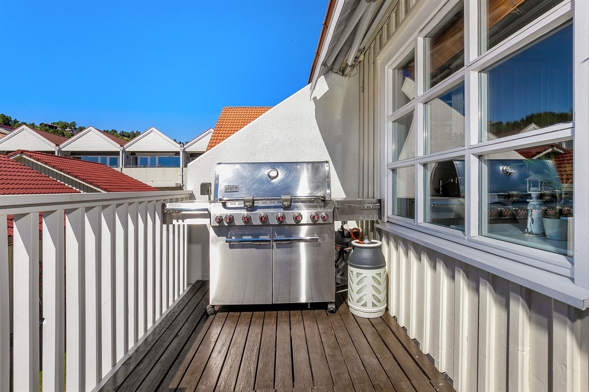 God plass til sittegruppe og grill. Galleribilde