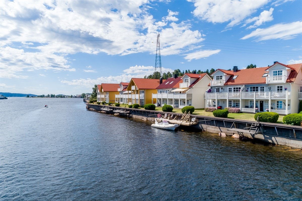 Leiligheten har en fantastisk beliggenhet i sjøkanten av Drammensfjorden, midt i sentrum av Svelvik, i Svelvik kommune. Galleribilde