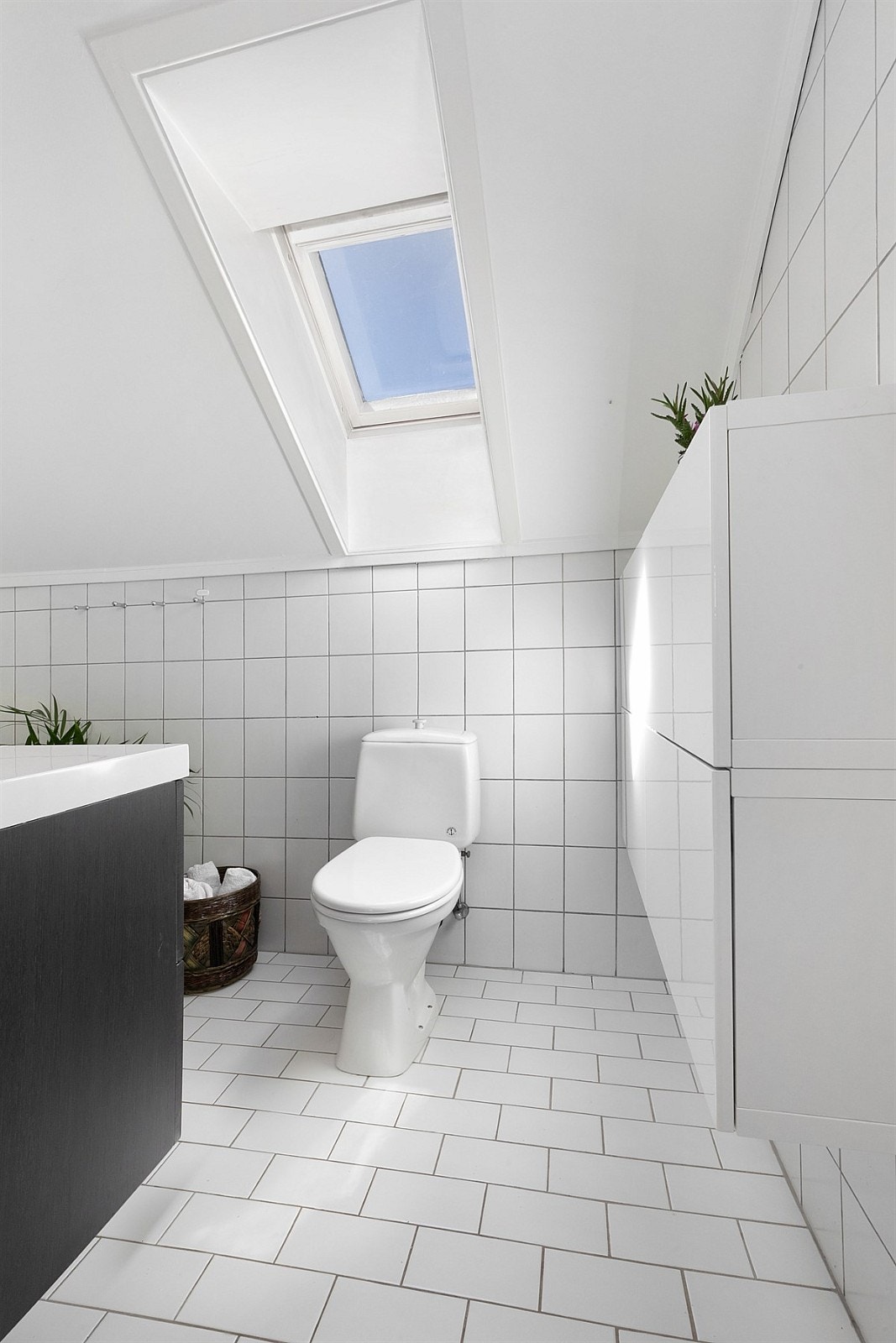 Badet er ellers utstyrt med badekar med dusjløsning og boblefunksjon, samt et toalett. Galleribilde