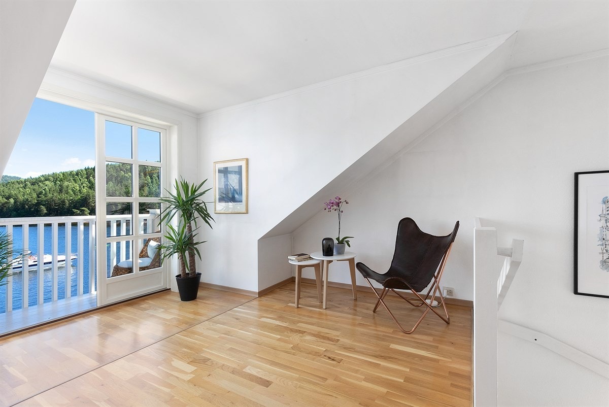 Stuen er pent innredet med parkettgulv og lyse veggflater, og en tofløyet dør åpner opp mot en herlig balkong med nydelig utsikt. Galleribilde