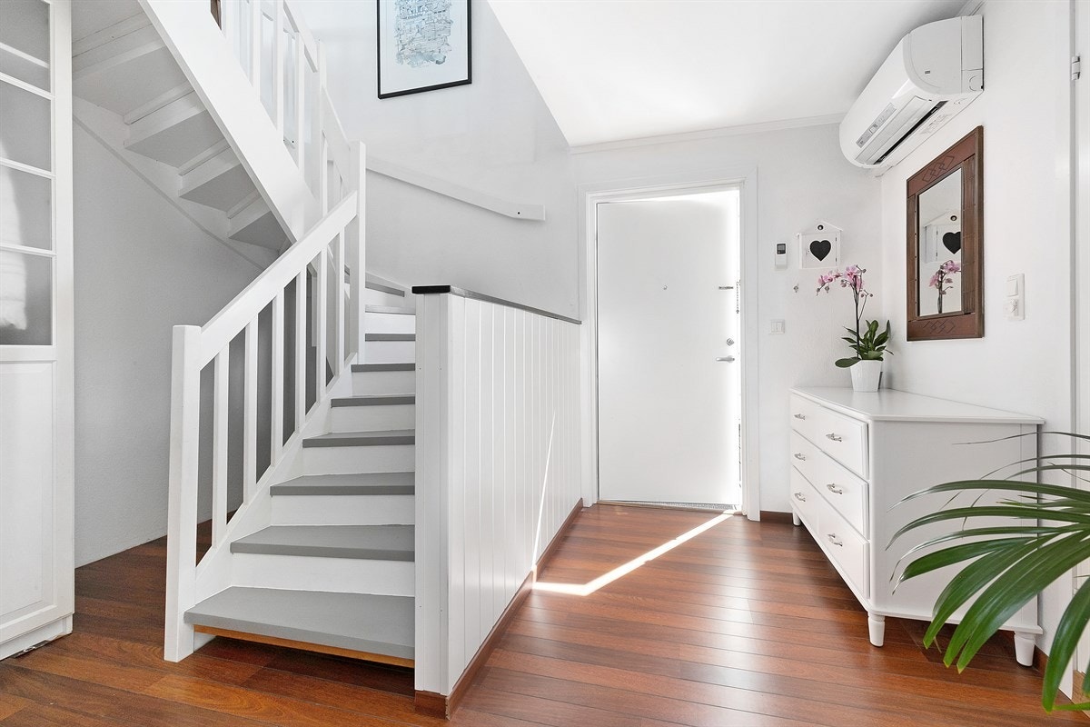 Det er eksklusivt skipsgulv og lyse veggflater, og en lekker trapp tar deg videre til øverste etasjeplan. Her er det godt å komme hjem, og hyggelig å ønske gjestene velkommen. Galleribilde