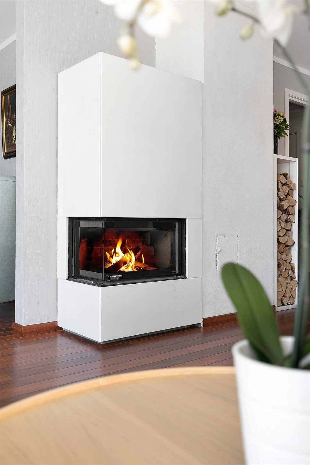 Boligen er elektrisk oppvarmet med to luft-til-luft-varmepumper, samt gulvvarme i begge bad. I tillegg er det en ny elementpeis i stuen. Galleribilde