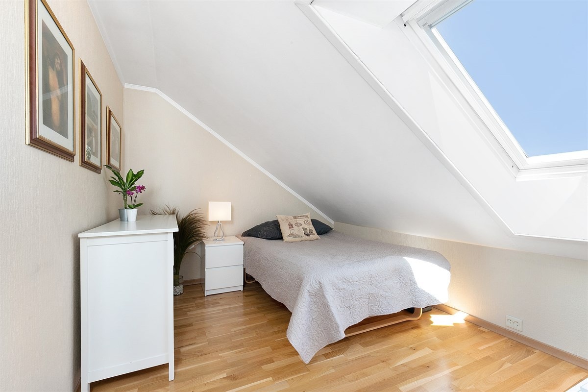 Boligen har to innbydende soverom på øverste etasjeplan, der flotte takvinduer sørger for et effektfullt og behagelig lys. Galleribilde