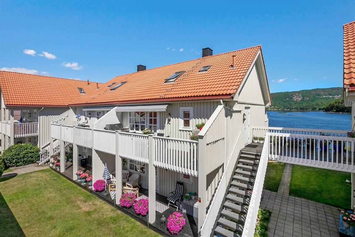 Boligen ligger i et populært sameie, oppført i 1988, som er godt vedlikeholdt og bærer preg av forsiktig bruk. Galleribilde