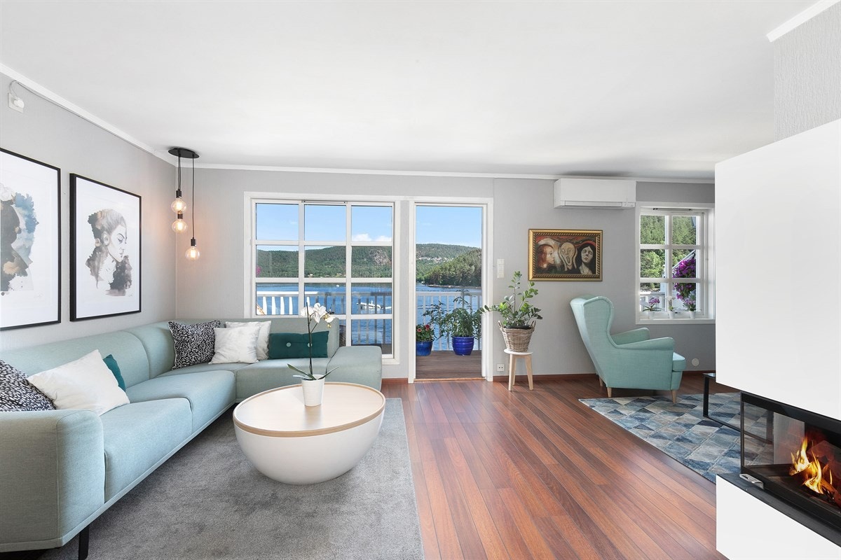 Det er store vindusflater mot øst og vest, utgang til terrasser i begge himmelretninger, og peiskosen kan nytes fra både sofakrok og spiseplass. Galleribilde