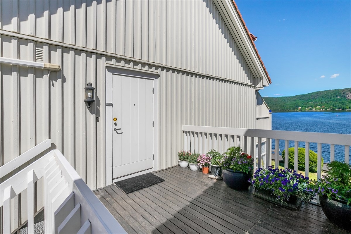 Via en utvendig trapp og et flott inngangsparti kommer vi inn i boligens entré. Galleribilde