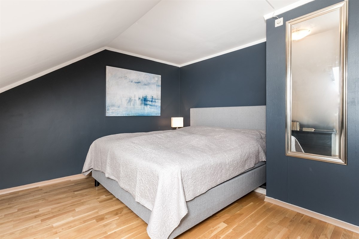 Det ene soverommet har en ny og plassbygget garderobeløsning med skap og benk med skuffer, mens det andre har et standard garderobeskap. Galleribilde