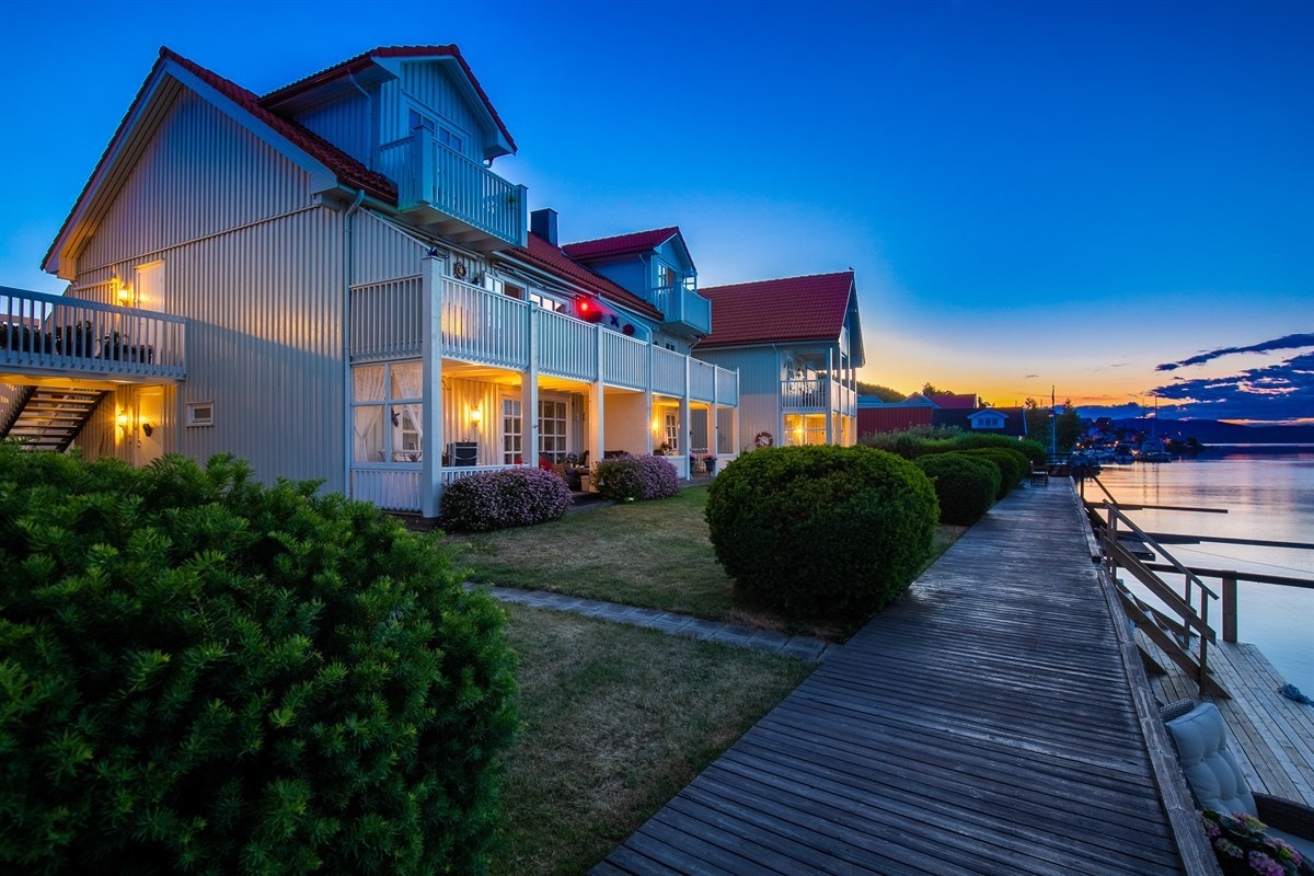 Boligen har en svært attraktiv beliggenhet på bryggekanten i idylliske Svelvik, med umiddelbar nærhet til sjø- og båtliv, flotte rekreasjonsområder med fine turmuligheter, og et hyggelig handelssentrum. Galleribilde