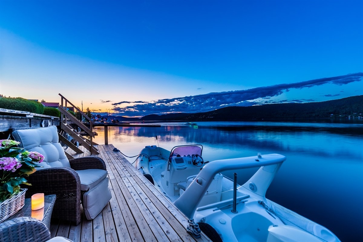 PrivatMegleren ved Magnus Landgraff og John Granly Steen har gleden av å presentere en ys og lekker 3-roms på bryggekanten med flere solrike uterom, panoramautsikt, egen brygge og garasje i Svelvik sentrum. Galleribilde