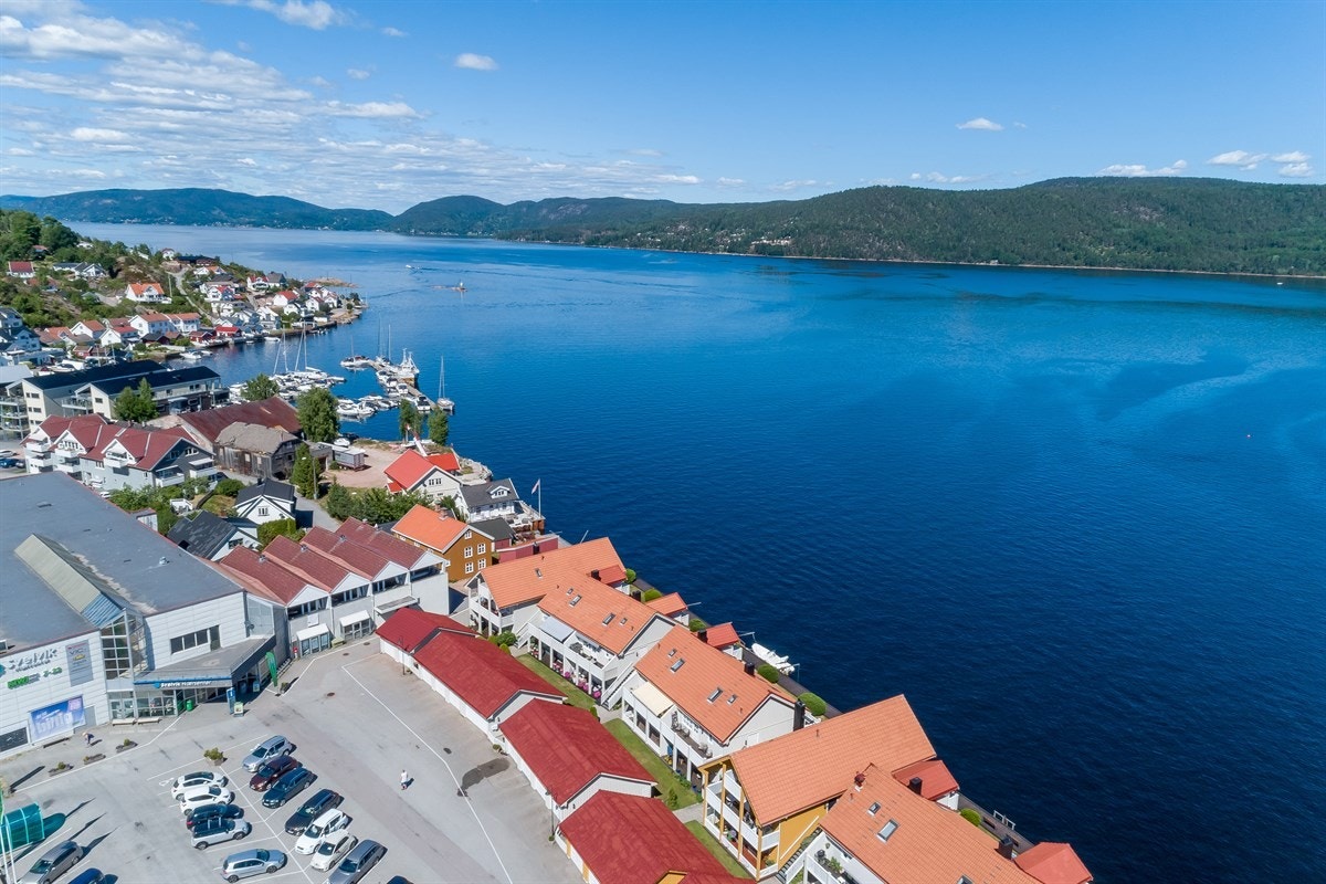 På Svelvik Nærsenter, som ligger rett ved leiligheten, finner du også Nille, Vic og Vinmonopolet. Ellers har sentrum et godt og variert tilbud med selvstendige butikker, pub og spisesteder. Galleribilde