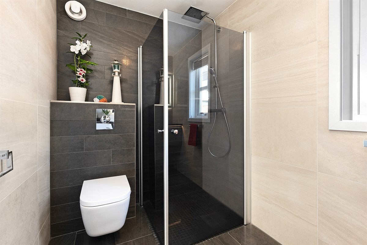 Badet i første etasje ble modernisert i 2017, og fremstår som et delikat velværebad med lekre fliser og behagelig gulvvarme. Galleribilde