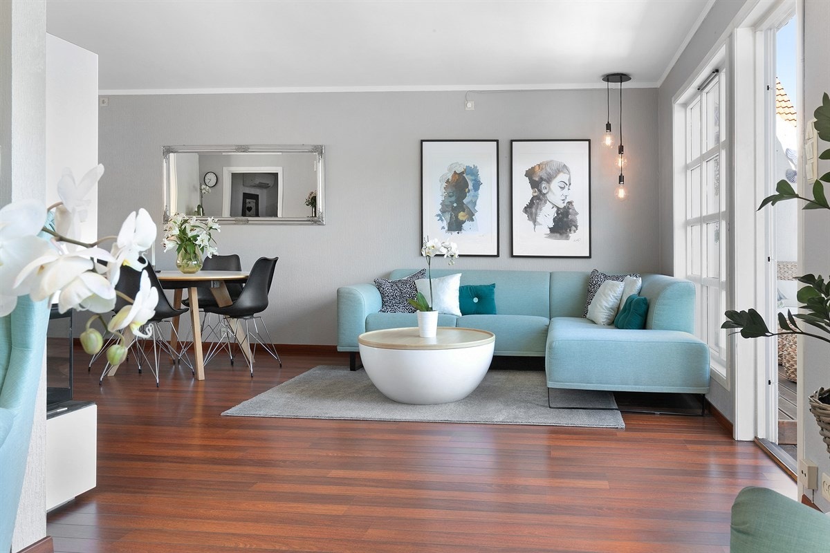 Videre er det fra stuen utgang til en østvendt terrasse på ca. 13 kvm, der to markiser skjermer for vær og vind. Galleribilde