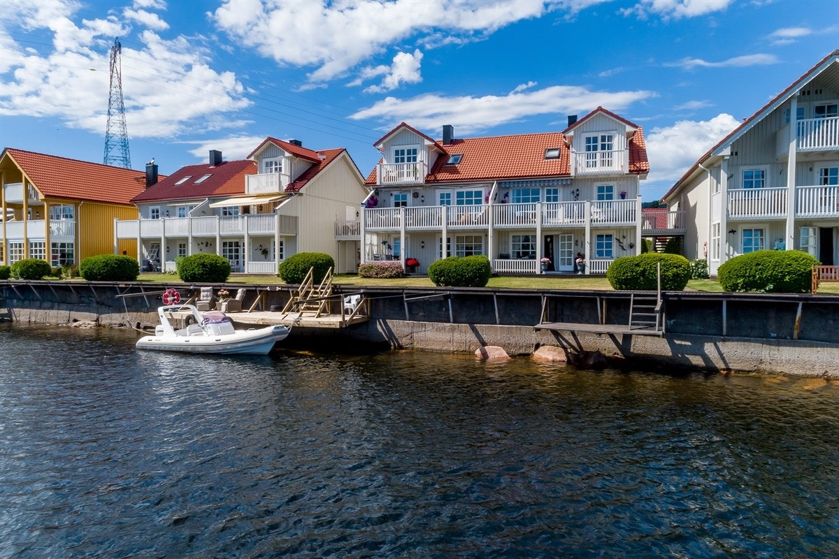 Her er det duket for bading og båtliv, samt gangavstand til alt av servicetilbud, bussholdeplass og ferjekaia. Galleribilde