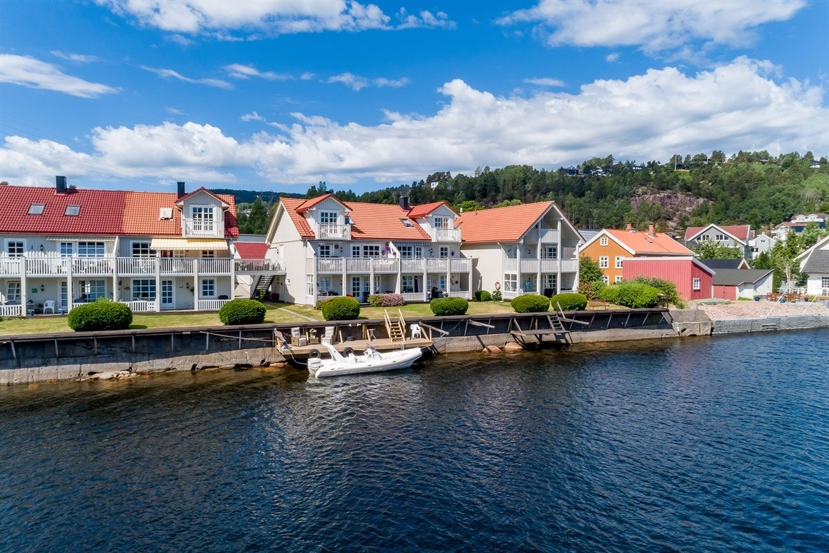 Det er parkering i en garasje med automatisk portåpner. I tillegg er det god plass til parkering på en felles gårdsplass. Galleribilde