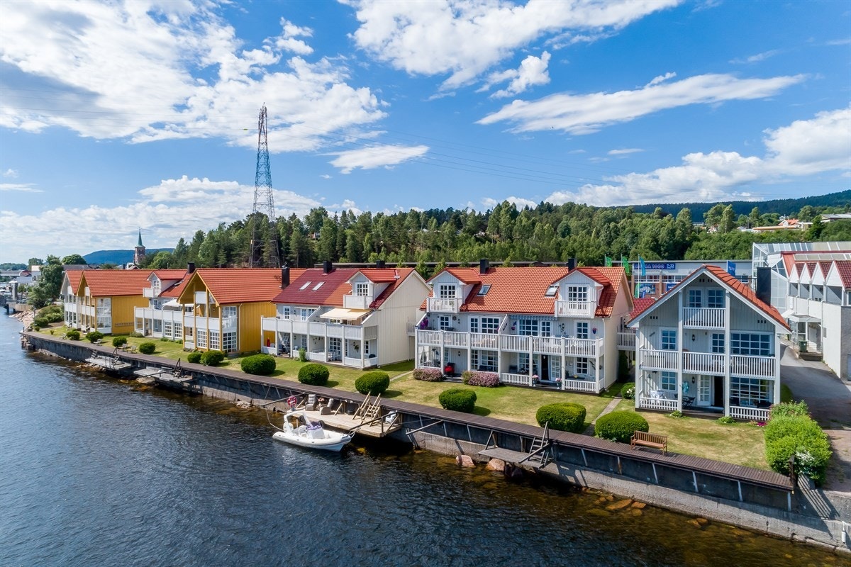 I det smale sundet forbi Svelvik renner Nord-Europas nest sterkeste saltvannsstrøm og sørger for at Svelvikferja til tider går for full maskin på Norges korteste ferjestrekning. Galleribilde