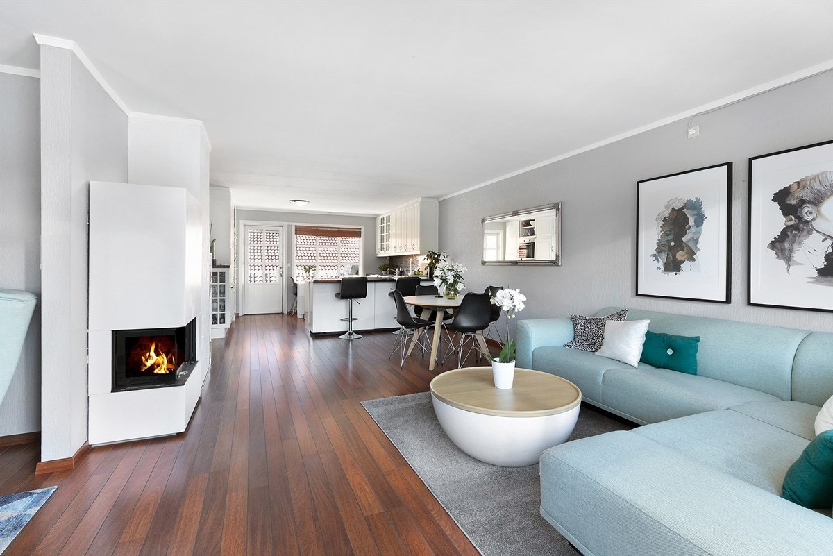 Kjøkkenet ligger i åpen løsning mot spisestue og stue, og sammen utgjør de et sosialt og smakfullt allrom med funksjonelle arbeidsflater og gode møbleringsmuligheter. Galleribilde