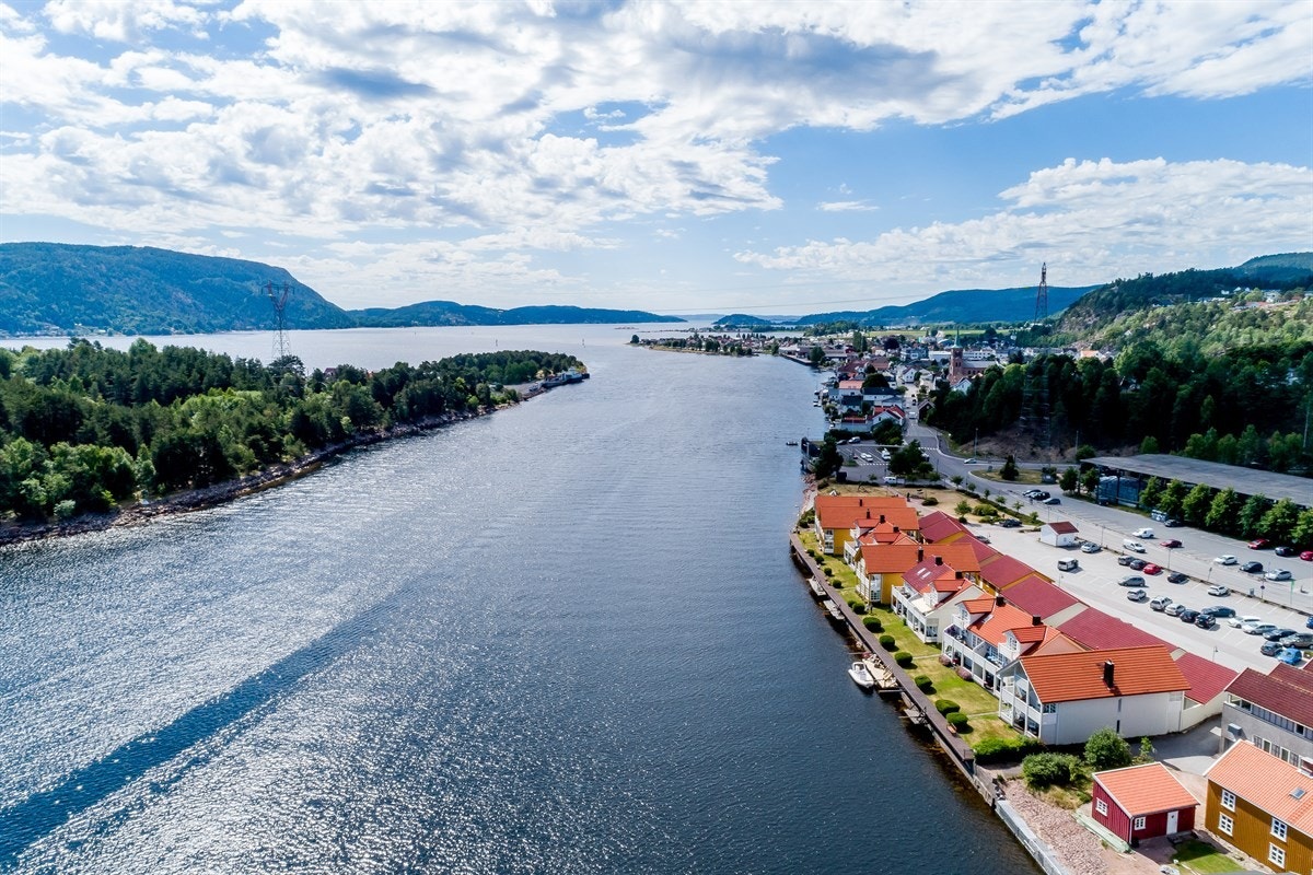 I bakkant ligger Svelvikmarka med kupert og variert turterreng. Her er det et mylder av merkede løyper, noen fine padlevann og lysløypetrase. Galleribilde