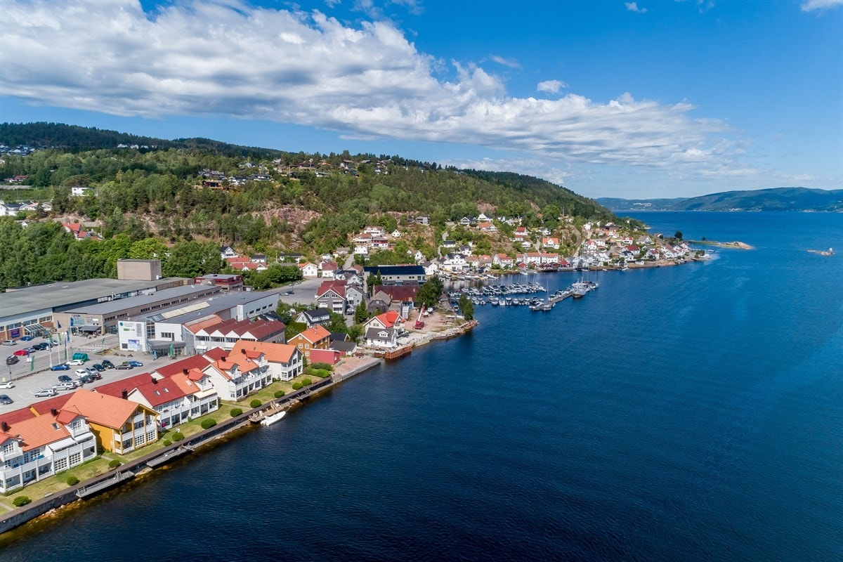Du finner mange, deilige badeplasser i området med sandstrender, svaberg, kyststi og gode fiskemuligheter. Galleribilde