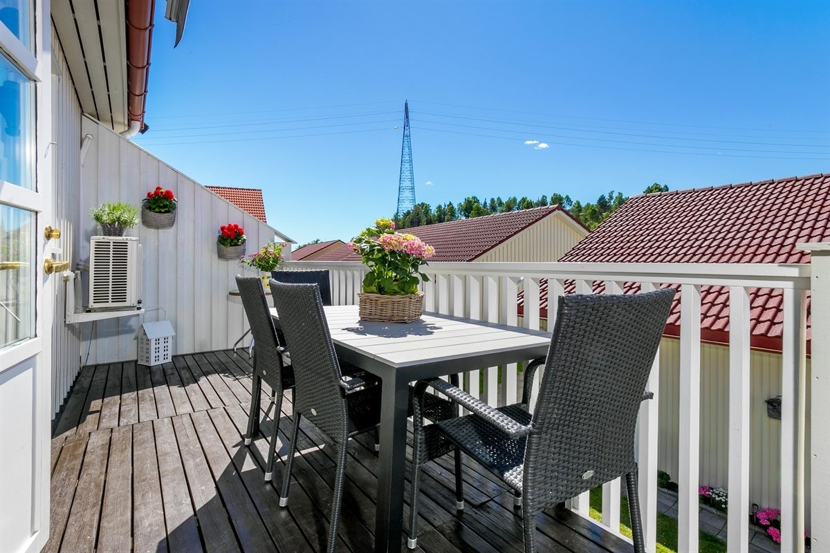 Fra kjøkkenet er det utgang til en vestvendt terrasse på ca. 15 kvm, der solen kan nytes til sent på kveld, og en ny markise bidrar til en lun og skjermet uteplass. Galleribilde