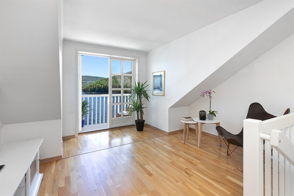 Boligen innehar i tillegg en trivelig loftstue med plass for sofa og tv-løsning, noe som gir ekstra spillrom med mulighet for ro og avkobling. Galleribilde