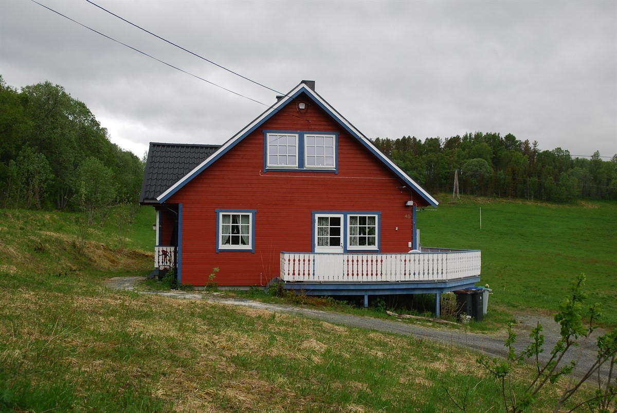 - Velkommen til Gratangen og denne flotte eiendommen i Hågveien 45 med over ett mål tomt.