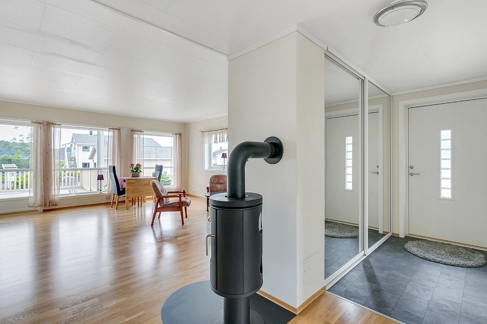 Entré har stor skyvedørsgarderobe Galleribilde