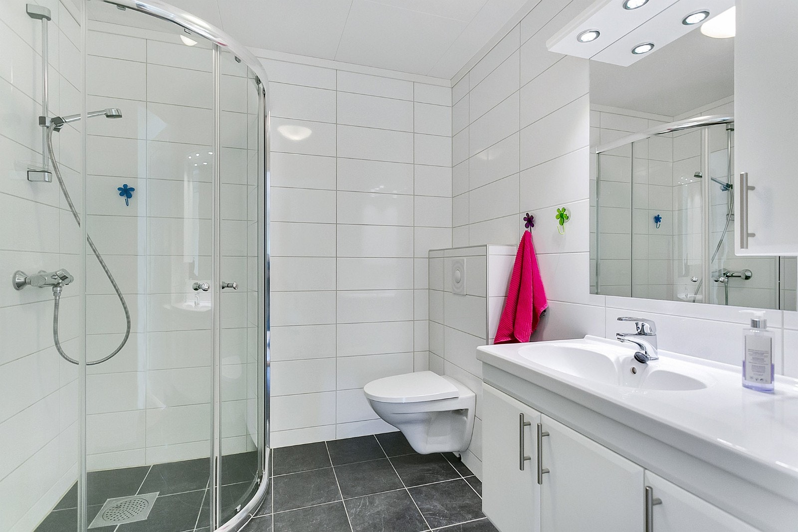 Bad med dusj og vegghengt wc Galleribilde