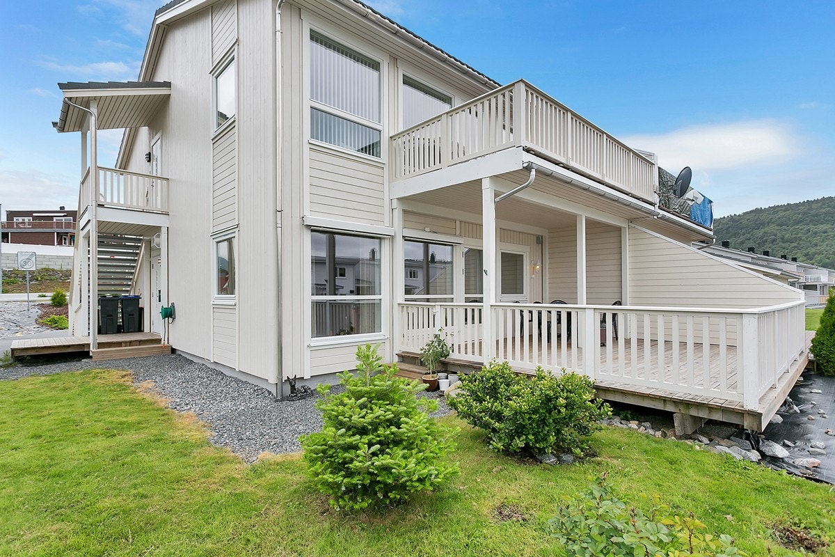 Tilkomst til terrassen fra hage også Galleribilde