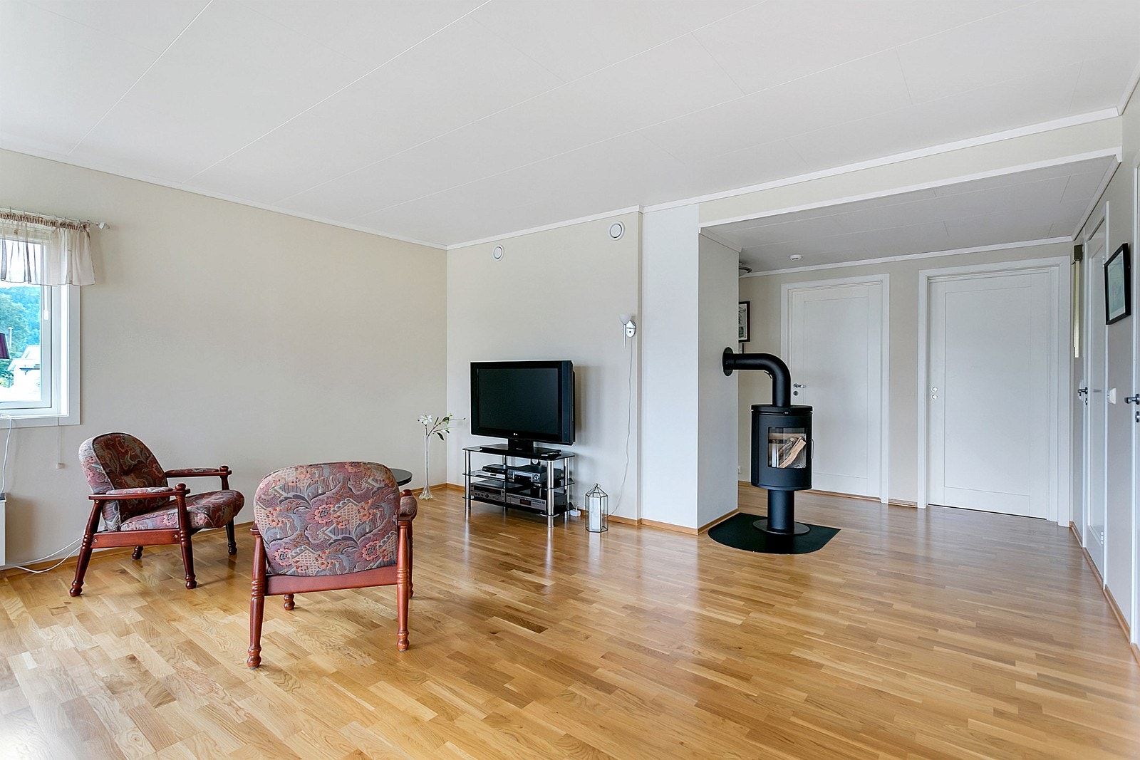 Vedovn på stue gir god varme til hele leiligheten Galleribilde