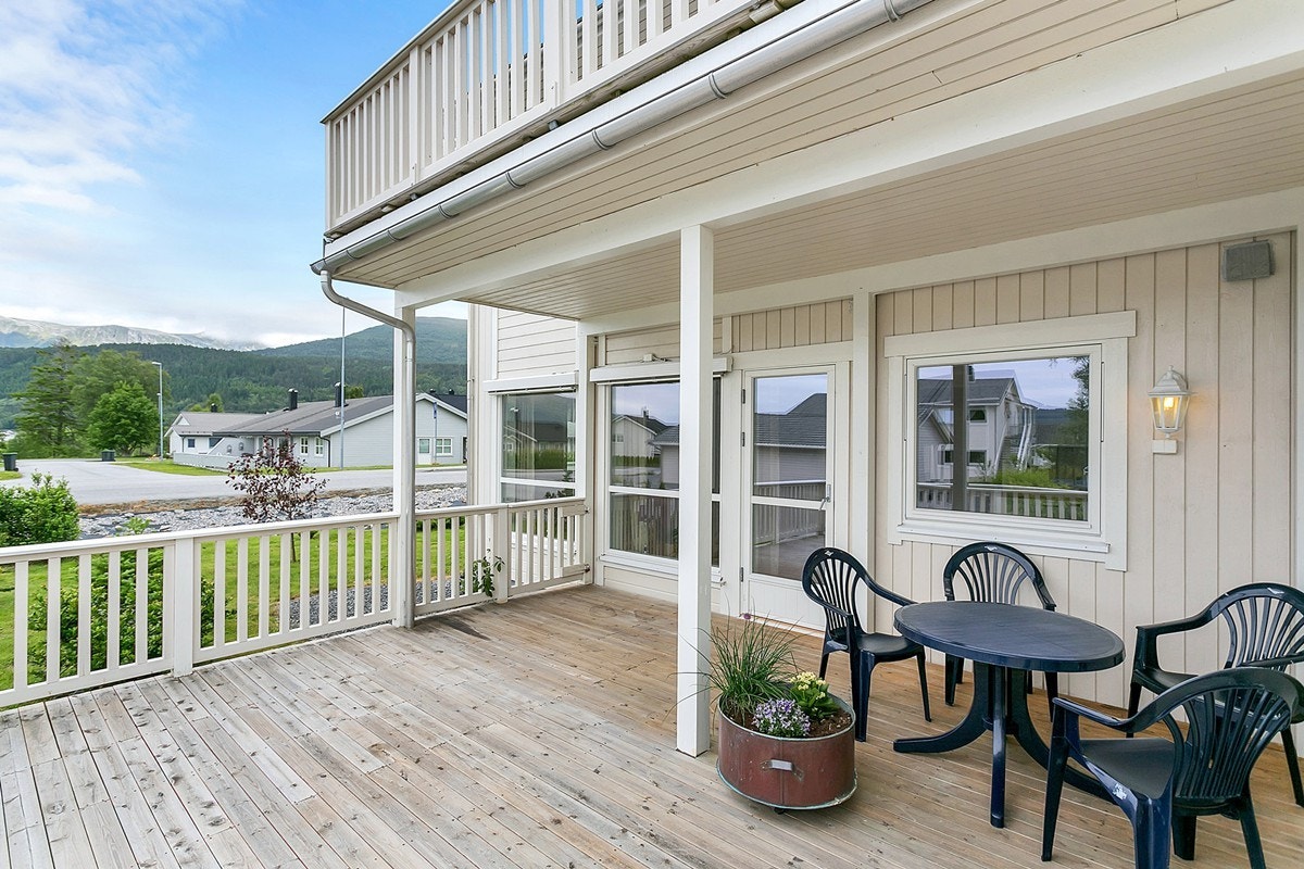 God plass til utemøbler og grill Galleribilde