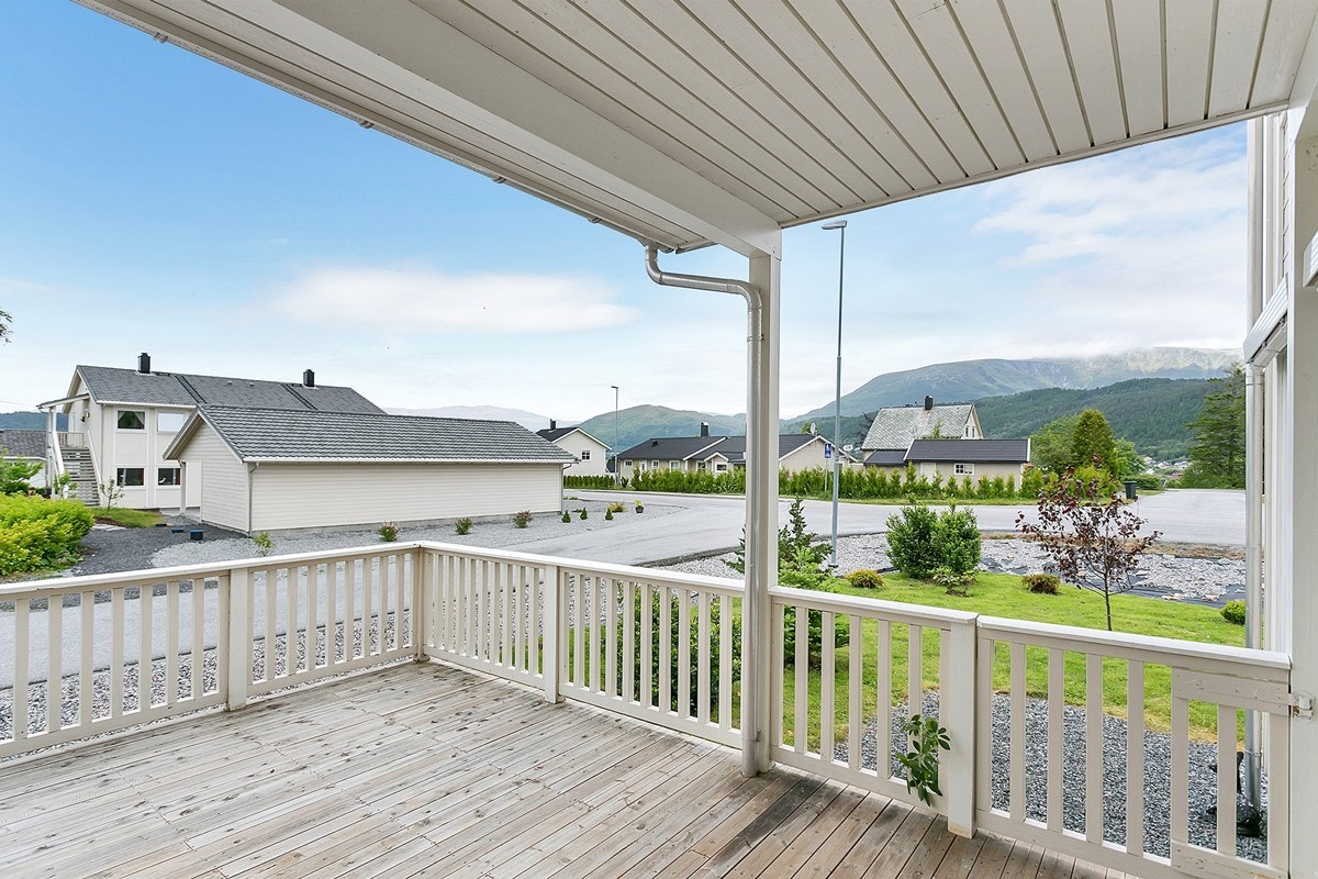 Terrassen er sør og vestvendt som gir gode solforhold Galleribilde