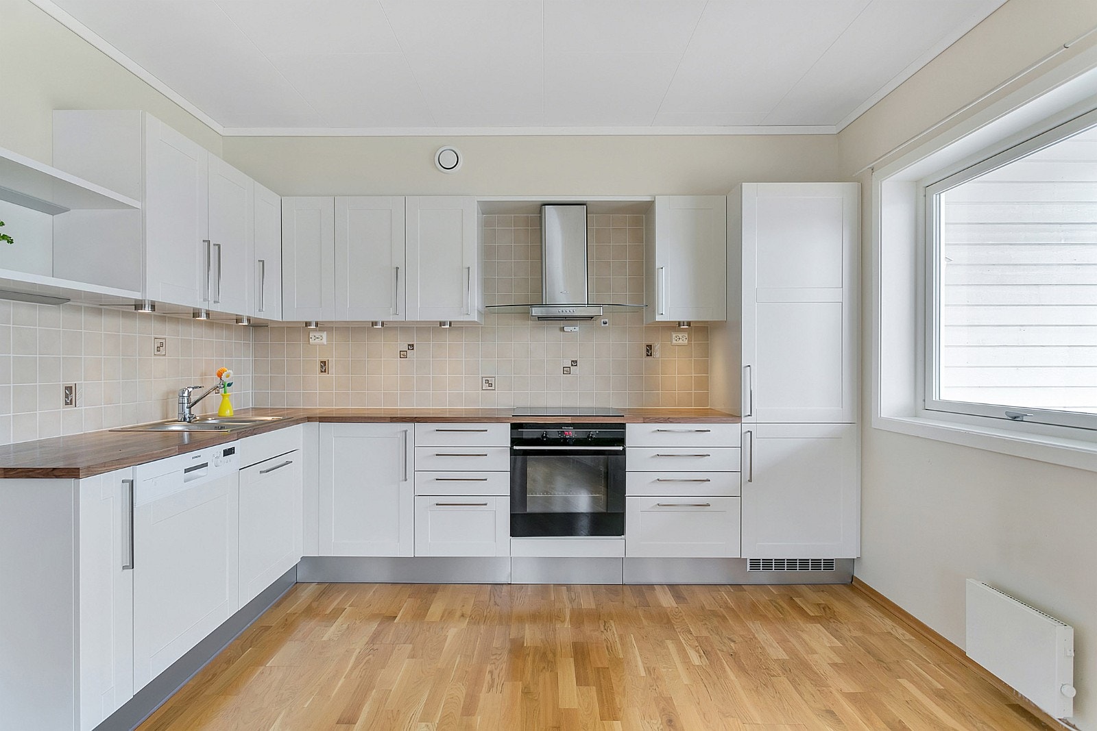 Kjøkkeninnredning fra HTH med integrerte hvitevarer Galleribilde