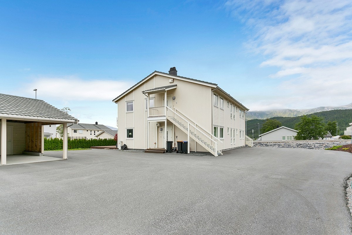 Parkering i carport. Det er også en bod i bakkant av carporten Galleribilde