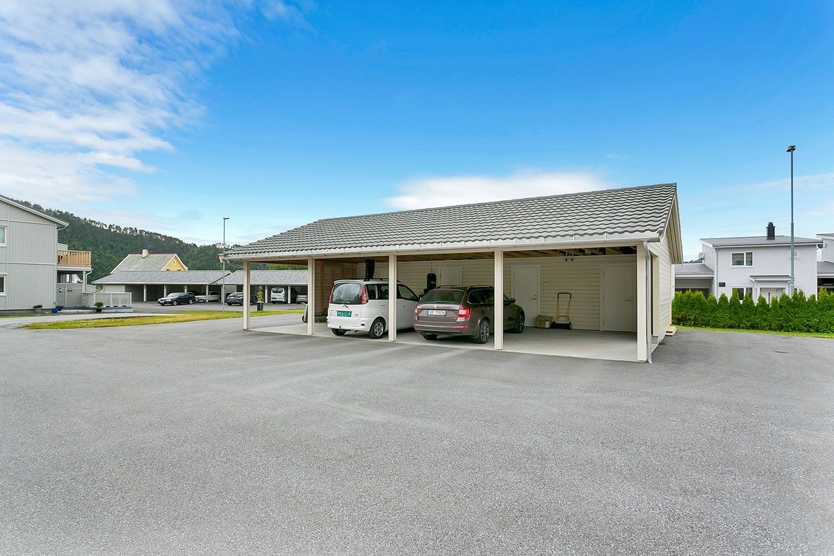 Parkering i carport som er like ved boligen Galleribilde