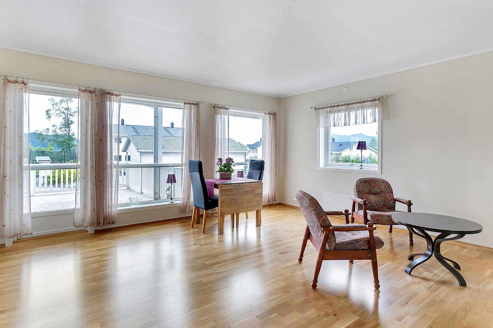 Store vindu som gir godt med naturlig lys i leiligheten Galleribilde