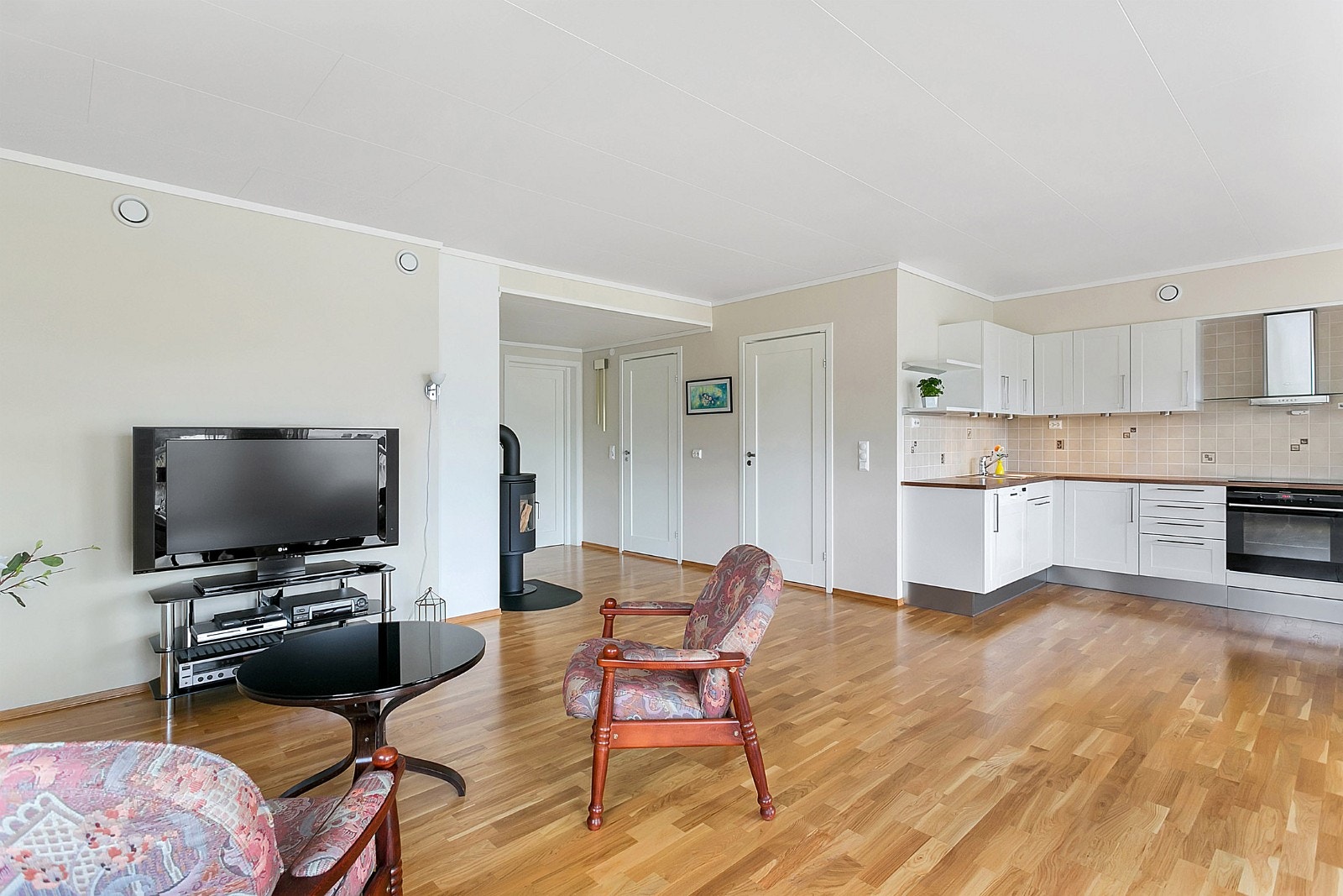 Åpen løsning mellom stue og kjøkken Galleribilde