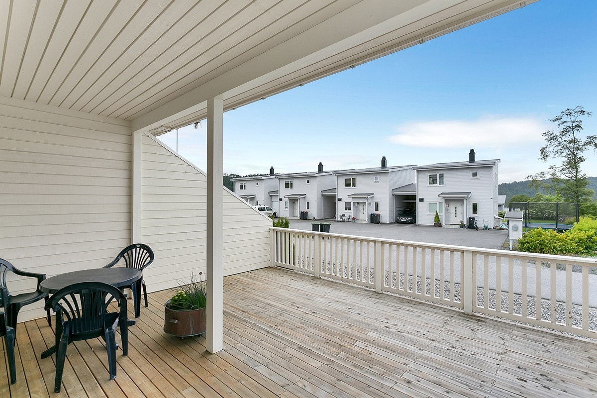 Stor og solrik terrasse som er delvis overbygd Galleribilde