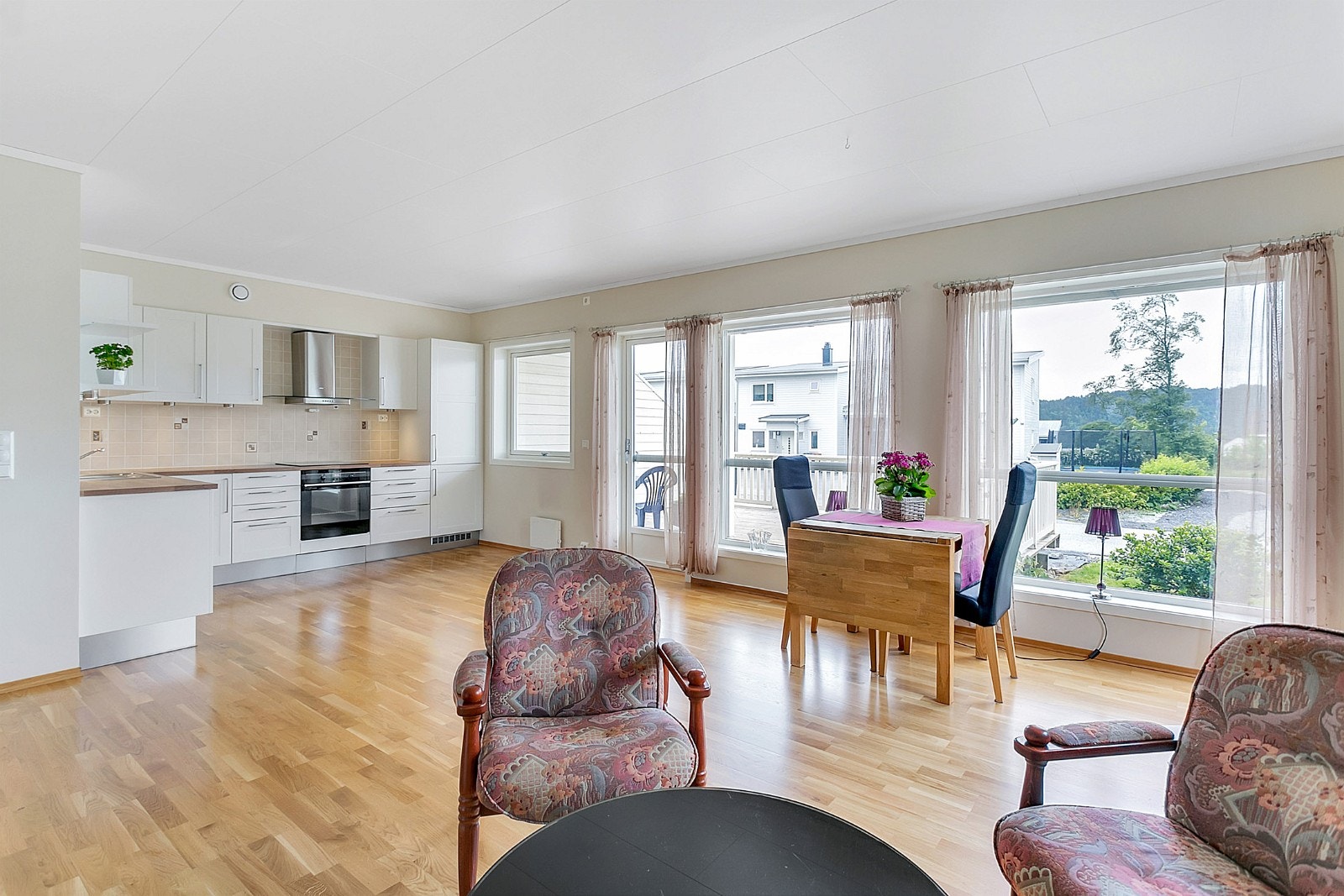 God plass til spisebord på stue/kjøkken Galleribilde