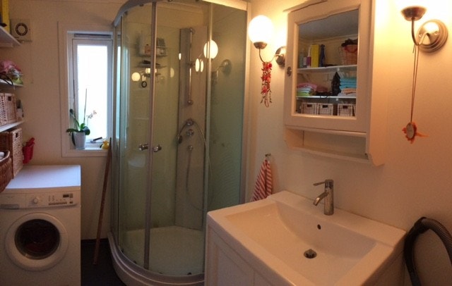 Bad med vaskemaskin Galleribilde