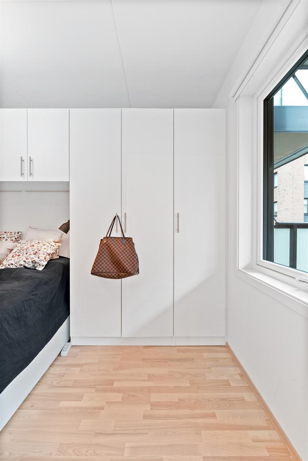 Godt med oppbevaringsmuligheter i garderobeskap. Galleribilde