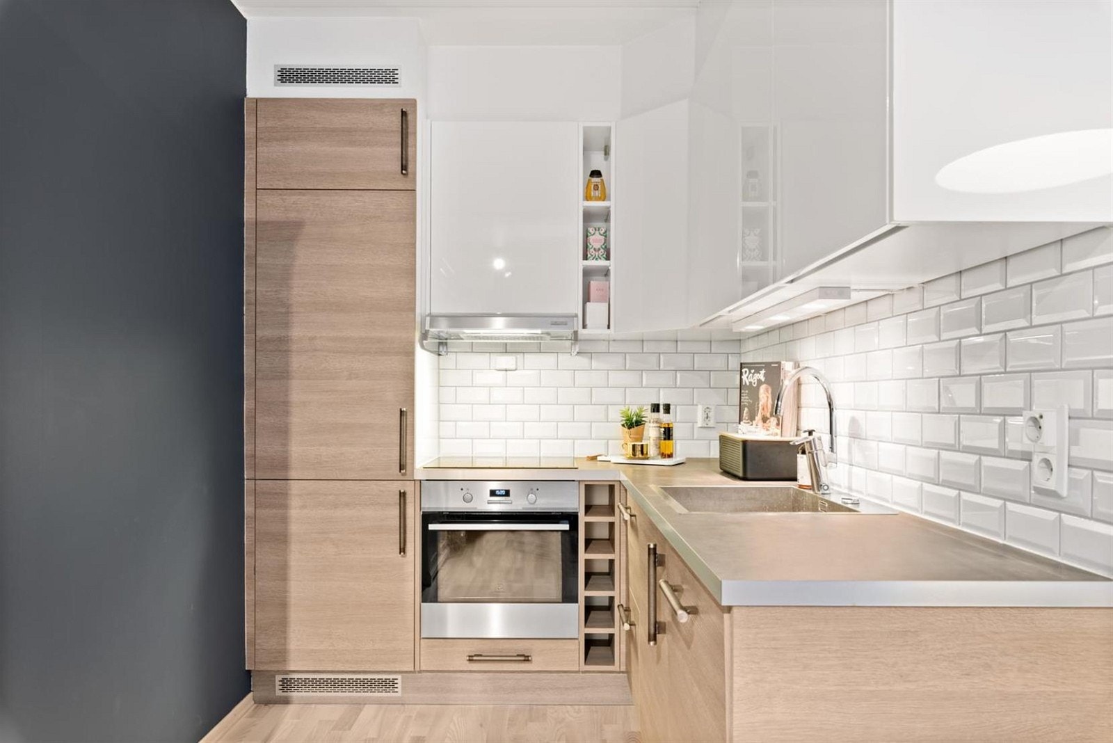 Kjøkkenet er stilrent med moderne delvis åpen kjøkkenløsning mot stuen. Galleribilde