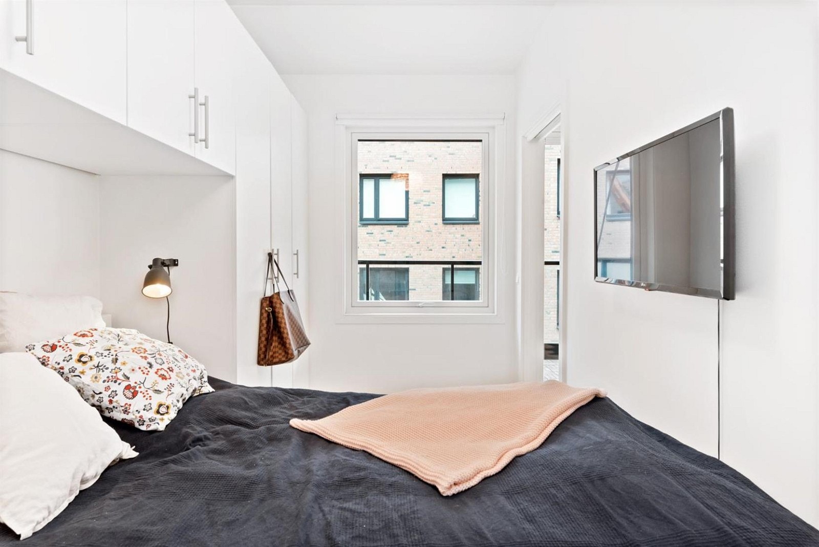 Soverom med plass til dobbeltseng. Galleribilde