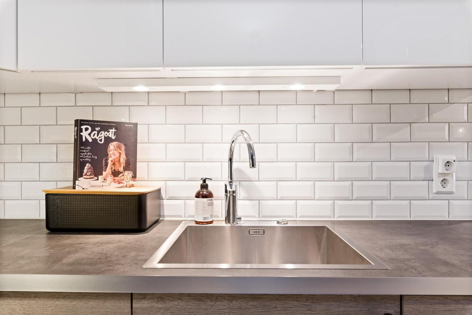 Det ble gjort tilvalg på kjøkkenet når boligen var ny. Galleribilde